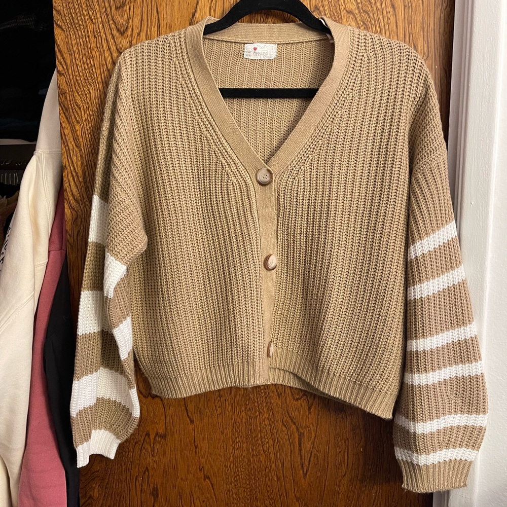 Cropped cardigan with two tone striped sleeves.